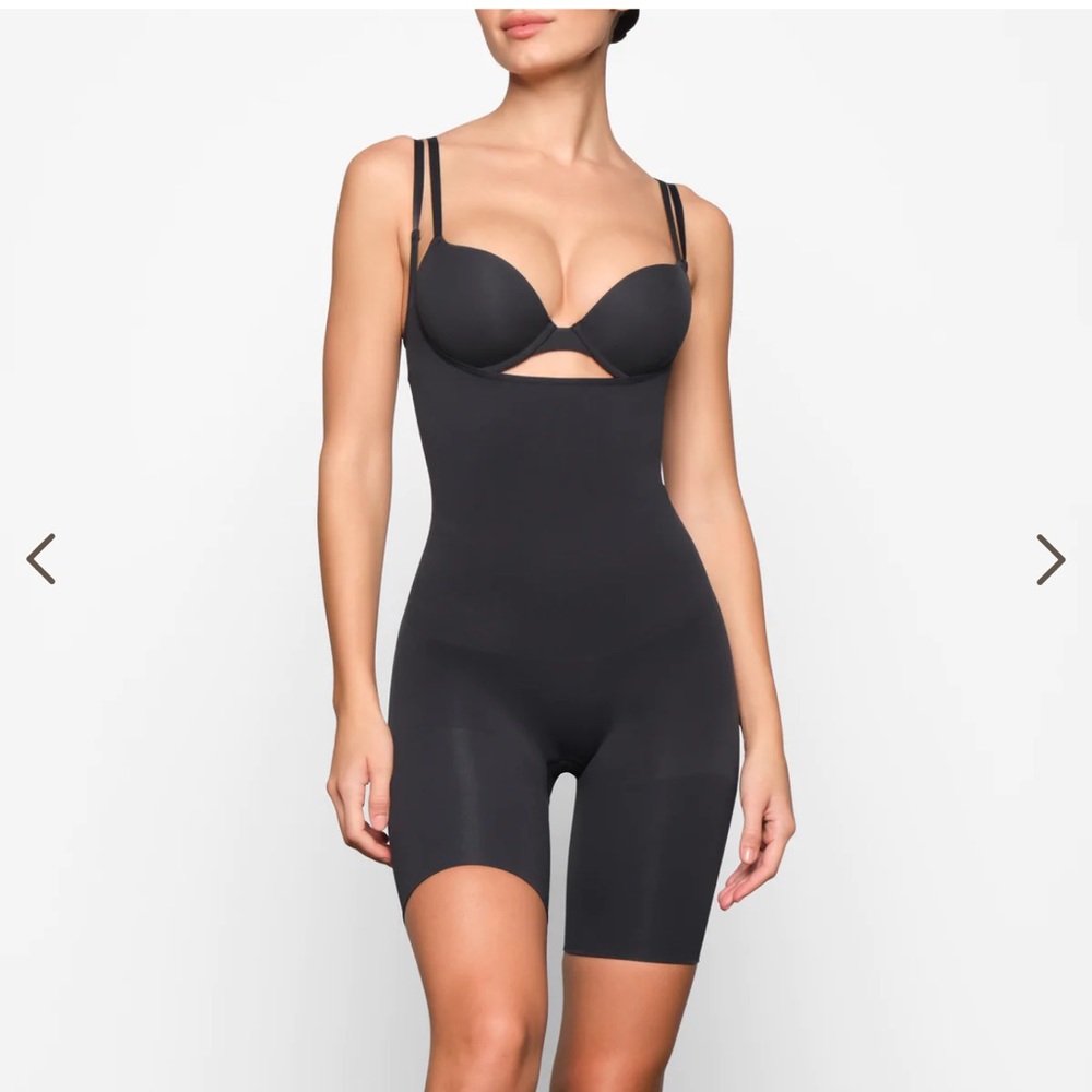 SKIMS BUTT ENHANCING OPEN BUST BODYSUIT in onyx